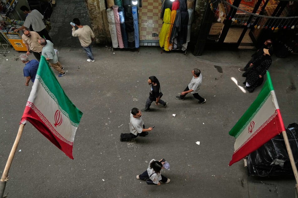 Menschen gehen über den Großen Basar in Teheran.
