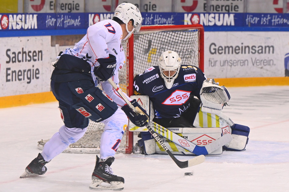 Goalie Jonas Neffin (22, r.) ist hier kurz davor, gegen den Kasseler Joel Lowry (31) die Fanghand auf die Scheibe zu machen. 17 Spiele bestritt er für die Eislöwen und hatte dabei eine Quote von 90 Prozent.