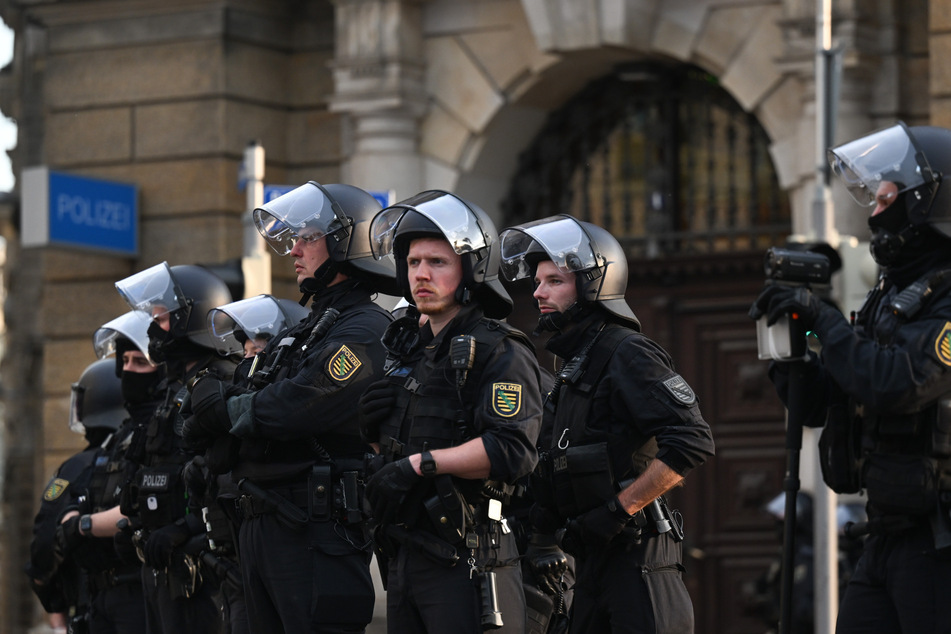 Seit 1. Mai sind Polizistinnen und Polizisten verpflichtet, bei geschlossenen Einsätzen eine individuelle Kennzeichnung gut sichtbar an der Uniform zu tragen. Das klappt in Sachsen bisher noch nicht auf allen Ebenen.