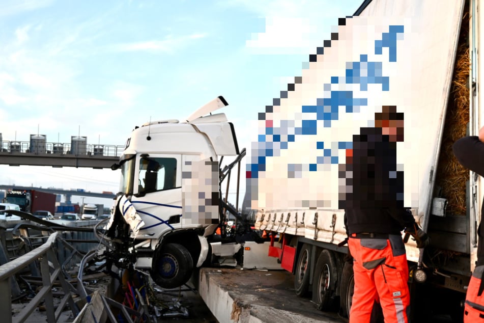 Der Lastwagen hat sich zwischen den Fahrbrücken verkeilt und muss geborgen werden.