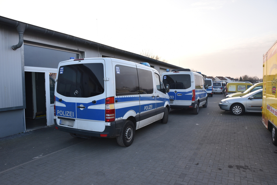 Im Rahmen von Raubüberfällen auf Senioren hat die Polizei in Köln am Dienstagmorgen zwei Haftbefehle gegen zwei Beschuldigte (38, 39) vollstreckt.