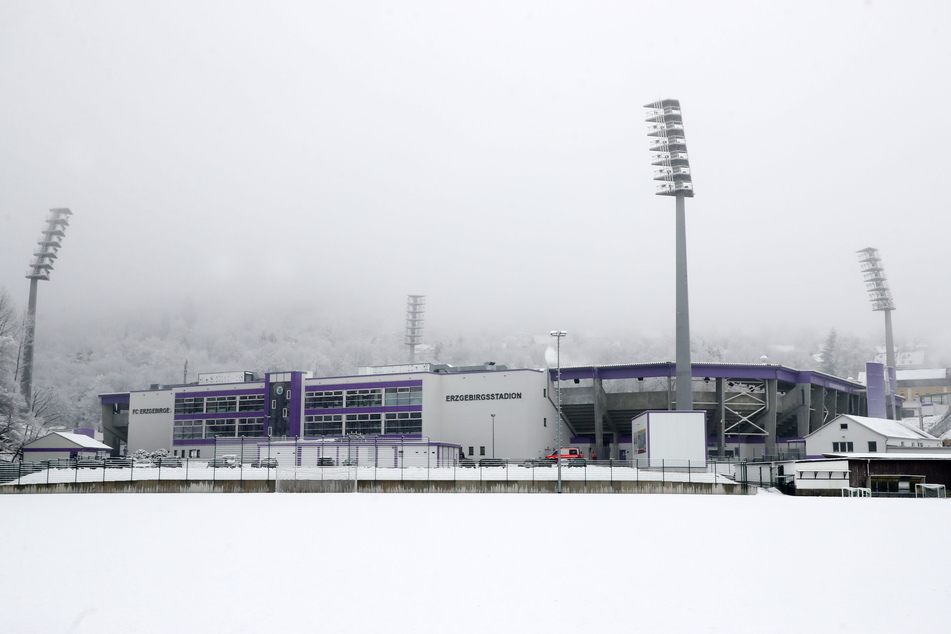 Winter im Erzgebirge. In den letzten Stunden hat es mächtig geschneit. Rund ums Stadion gibt es eine geschlossene Schneedecke. Da haben die Helfer ordentlich zu tun, damit das Spiel am heutigen Freitagabend stattfinden kann.