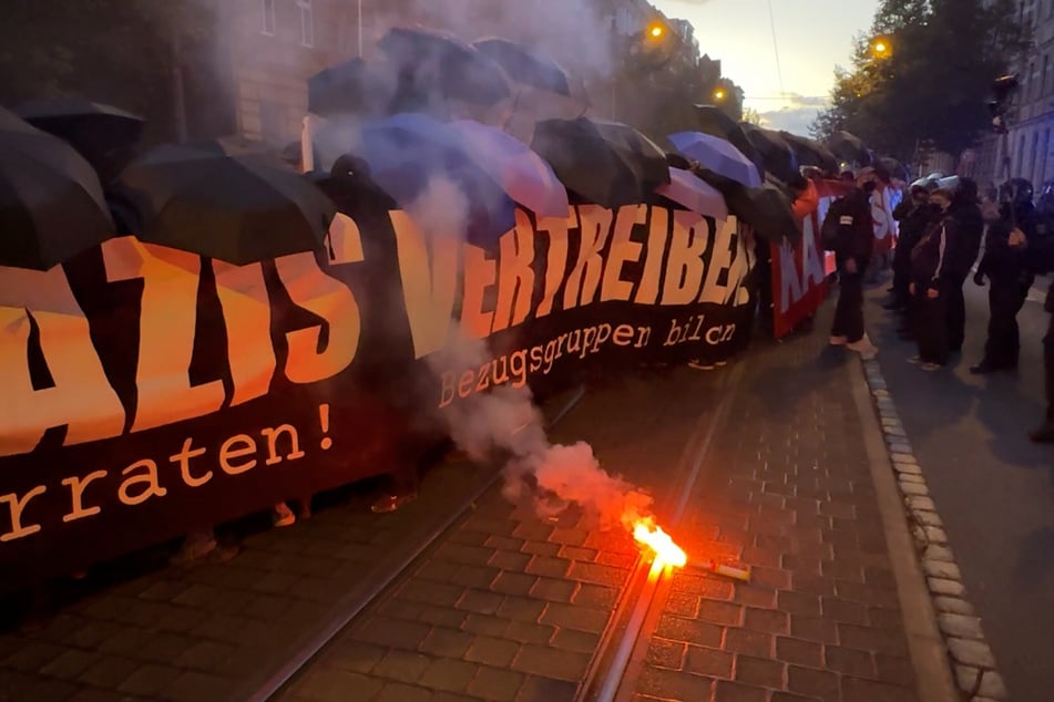 Vereinzelt wurde gegen Ende des Aufzugs in Halle Pyrotechnik gezündet.