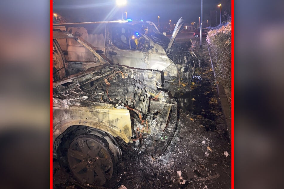 Ein nebenstehendes Fahrzeug wurde ebenfalls beschädigt.