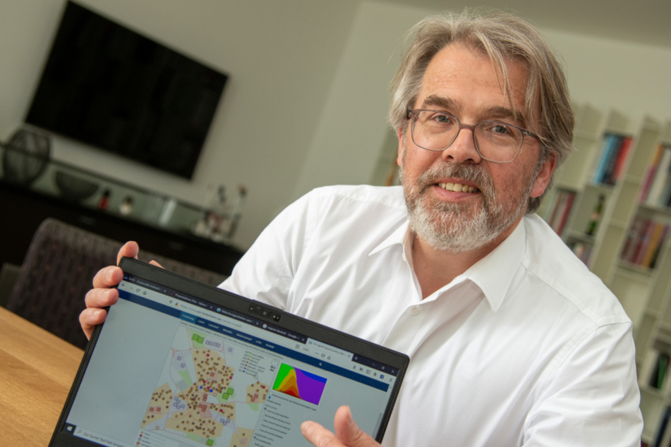 Andreas Pyka erläutert eine Grafik an seinem Laptop.