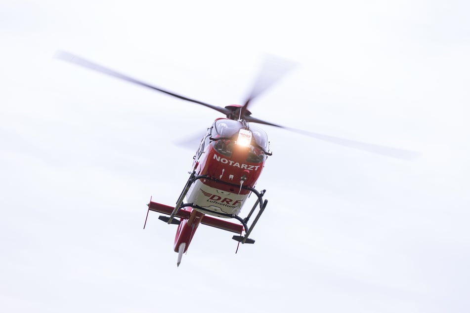 Ein Rettungshubschrauber brachte den Mann in eine Klinik. (Symbolbild)