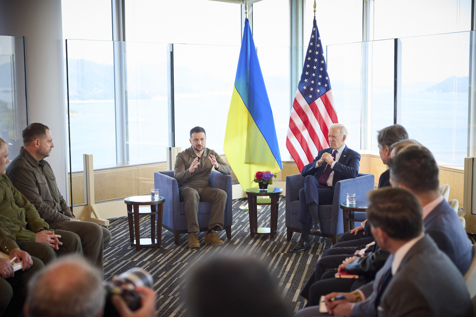 Nach Abschluss des G7-Gipfels in Hiroshima schätzt der ukrainische Präsident Wolodymyr Selenskyj (45, M.) die zugesagte Unterstützung als Erfolg ein.