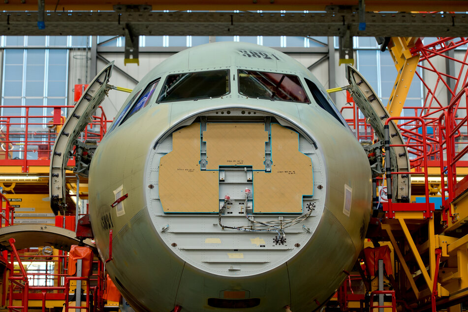 Der Rumpf von einem Airbus der A320-Familie stehtin der Endmontagehalle im Airbus-Werk in Hamburg-Finkenwerder. (Archivbild)