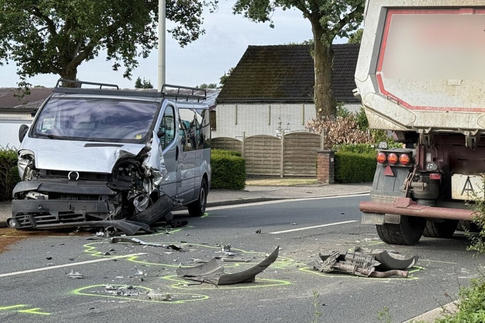 Der Fahrer des deutlich beschädigten Opel-Transporters kam mit schweren Verletzungen ins Krankenhaus.