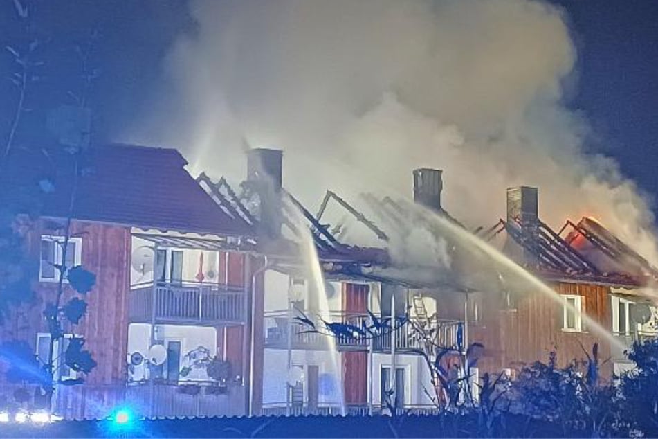 Das Übergreifen des Brandes auf das Gebäude links konnte verhindert werden.