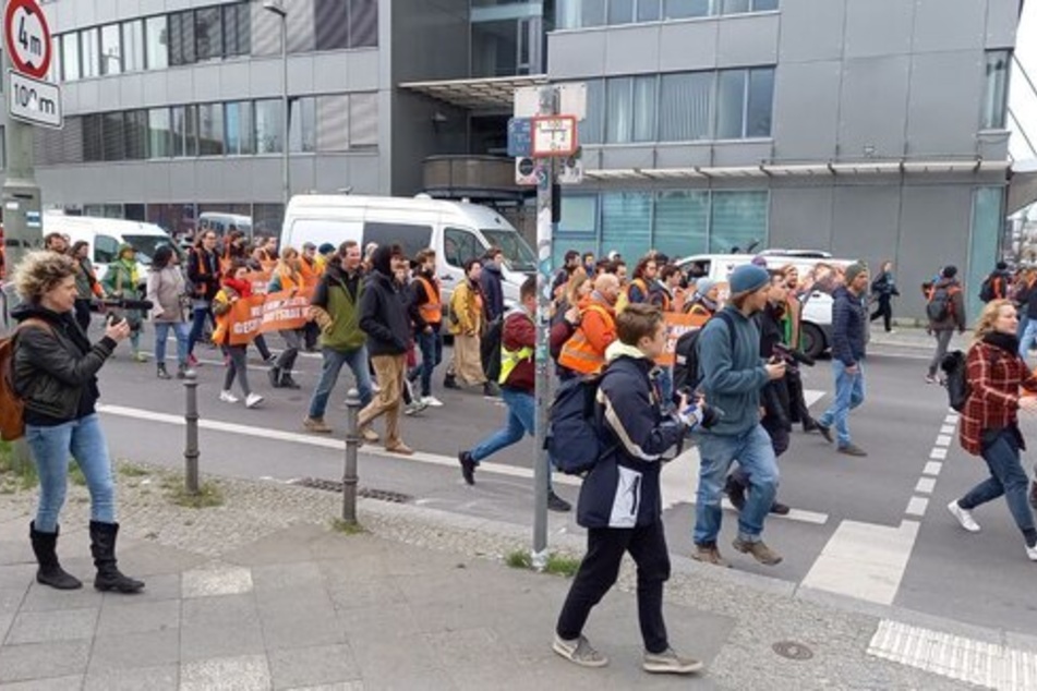 Mit Bannern und Warnwesten marschieren Klimaaktivisten der "Letzten Generation" aus ganz Deutschland durch Berlin.
