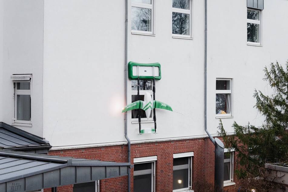 So sieht es aus, wenn die Drohne an der Wand hängt.
