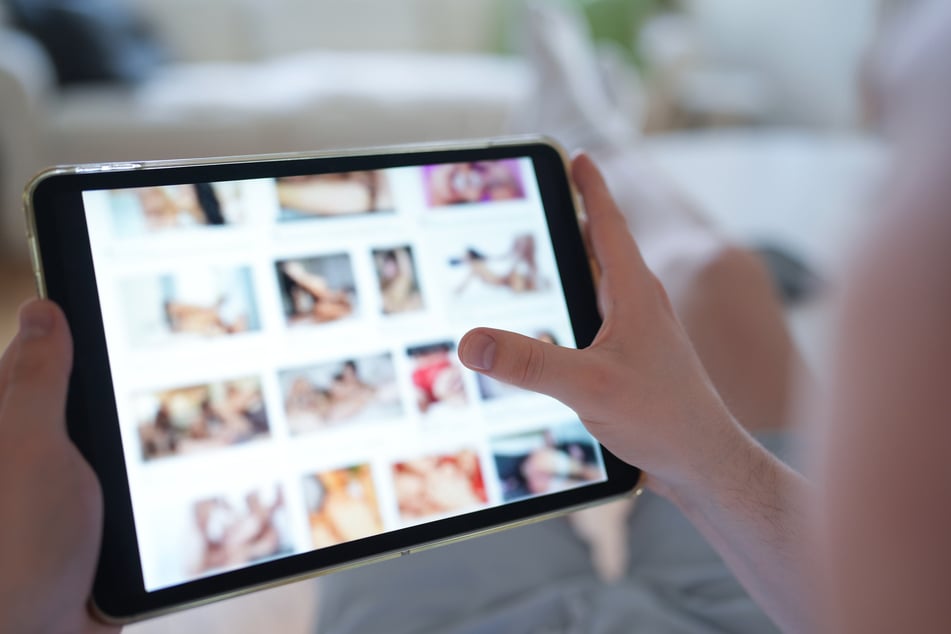 Ein Schulfreund war dafür verantwortlich, dass ihre Fotos im Internet landeten und sich wildfremde Männer daran aufgeilten.
