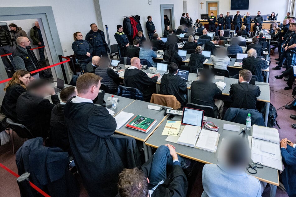 Männer nach Tankstellen-Angriff zu langer Haft verurteilt