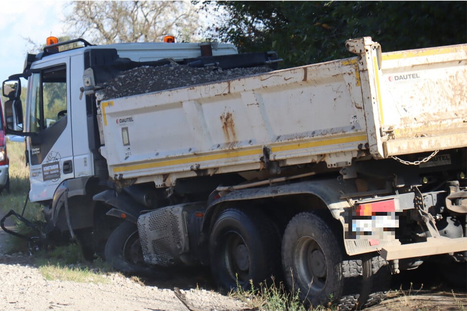 Der Lkw kam sichtlich beschädigt neben der Fahrbahn zum Stillstand.