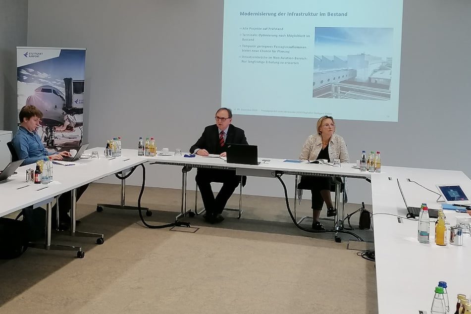 Die Flughafen-Geschäftsführer Walter Schoefer und Arina Freitag am Mittwoch bei einer Pressekonferenz.