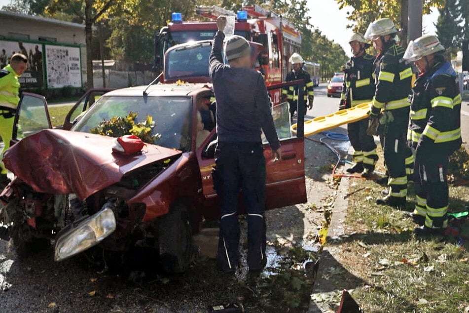 "Mensch Retter": Heftiger Crash! Feuerwehr muss Senior (74) aus Wrack schneiden