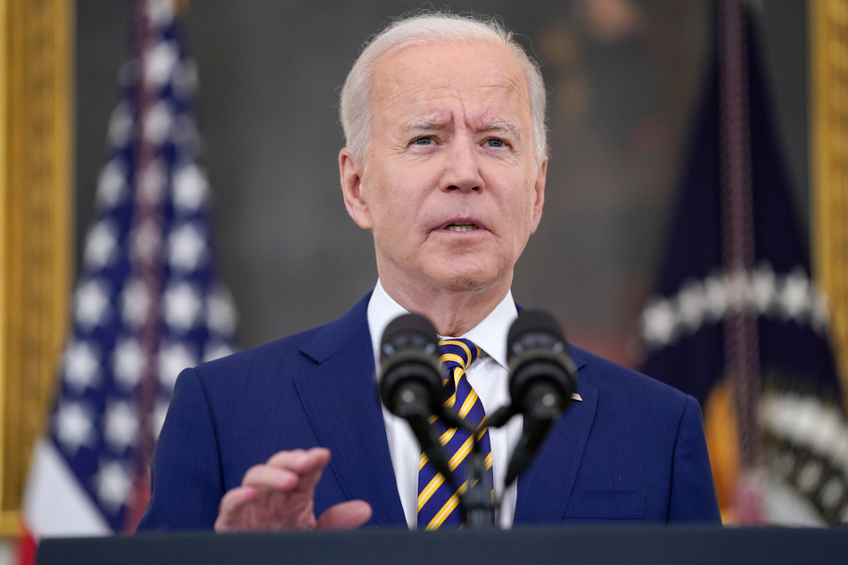 Joe Biden, Präsident der USA, spricht über das Erreichen von 300 Millionen COVID-19-Impfungen, im State Dining Room des Weißen Hauses.