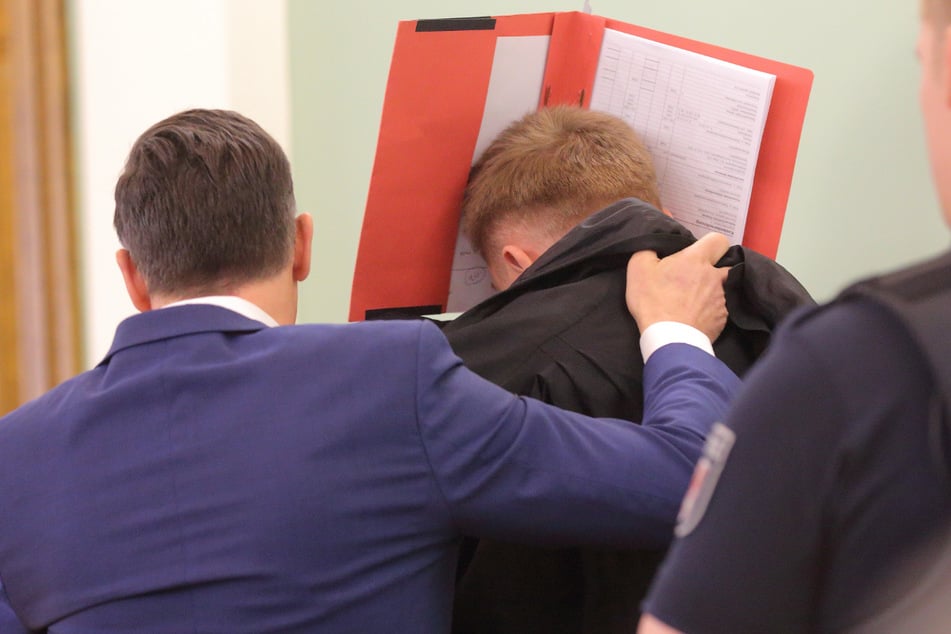 Dawid K. (27, r.) muss sich in Cottbus wegen Mordes verantworten.