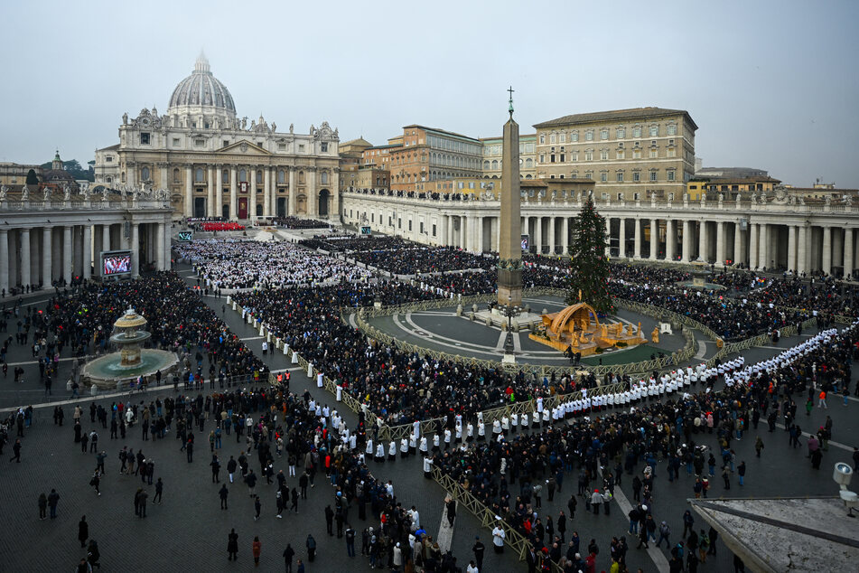 Die Totenmesse für den verstorbenen Papst wurde auf dem Petersplatz vor dem Petersdom zelebriert.
