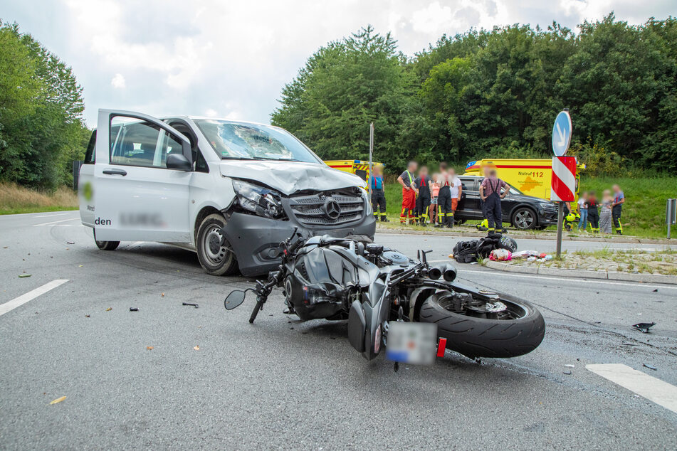 Auf der S258 sind am Freitag ein Motorradfahrer und ein Mercedes-Transporter zusammengestoßen