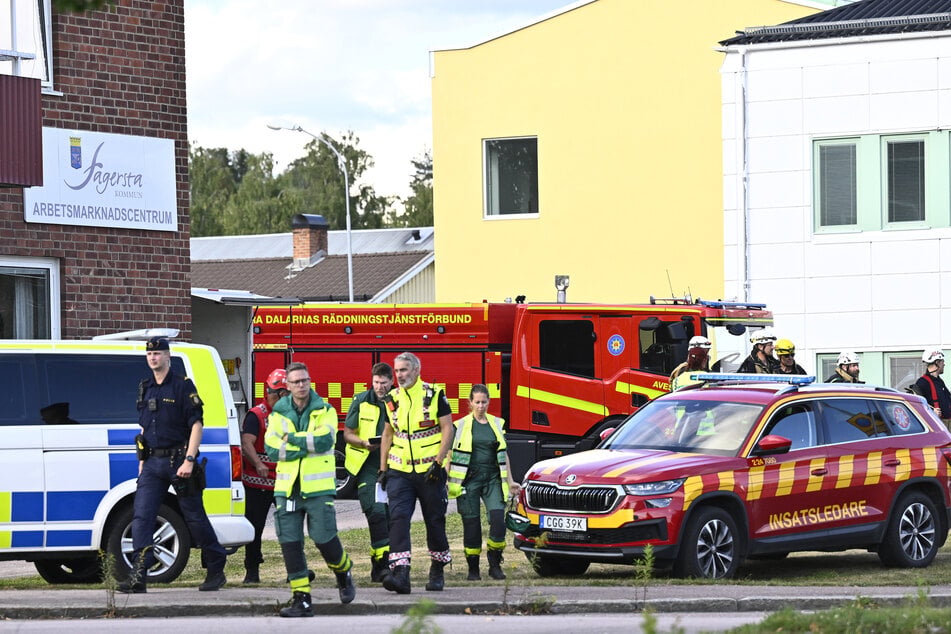 Polizei und Rettungskräfte im Einsatz vor der Brinellskolan.