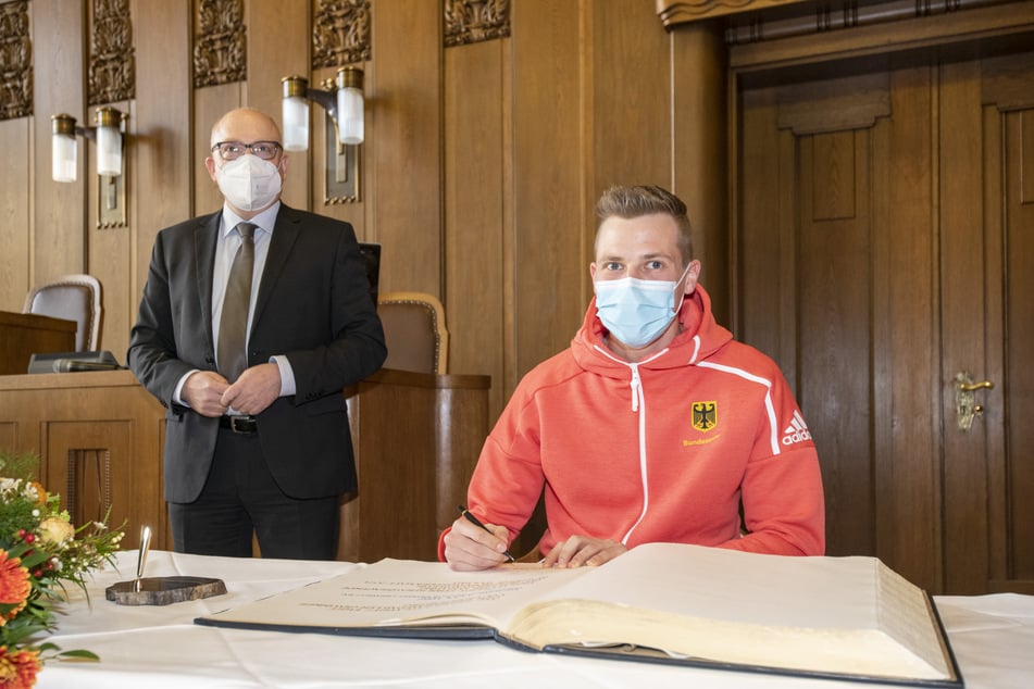 Dreispringer Max Heß (24, r.) durfte sich am Dienstag zum dritten Mal in das Goldene Buch der Stadt eintragen.