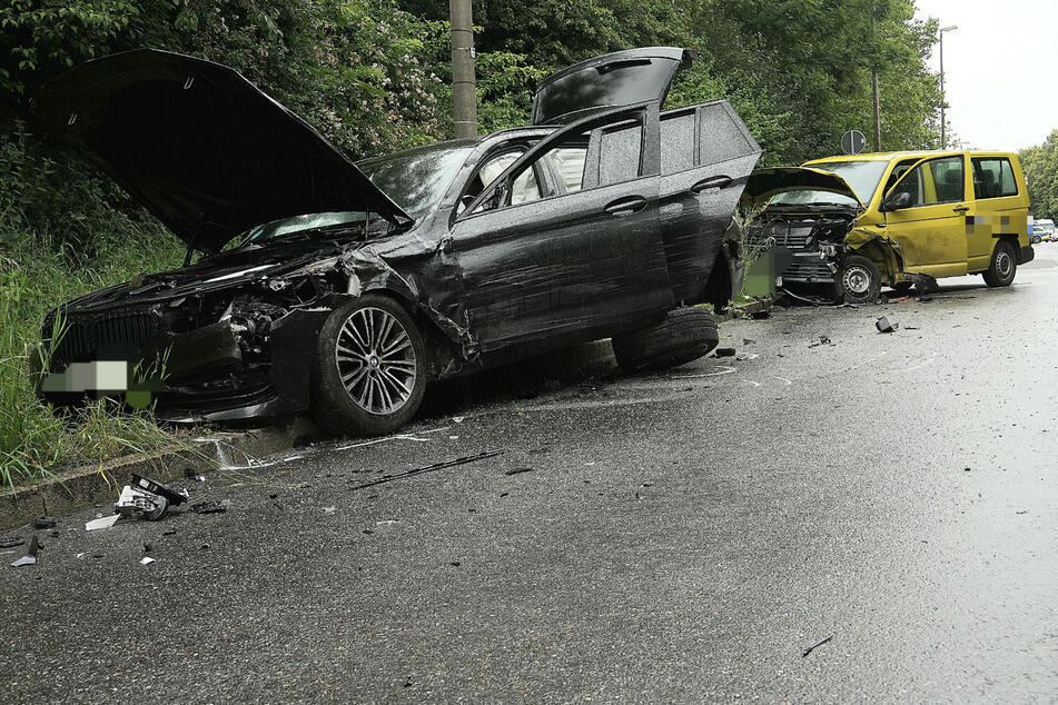 Bei dem Crash wurden beide Fahrzeuge schwer in Mitleidenschaft gezogen.