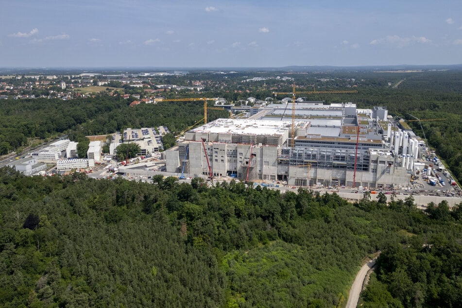 Die "Smart Power Fab" soll 2026 in Betrieb gehen: Die Baustelle von Chip-Riese Infineon ist wenige Hundert Meter vom Klotzscher Ortsrand (Hintergrund) entfernt.
