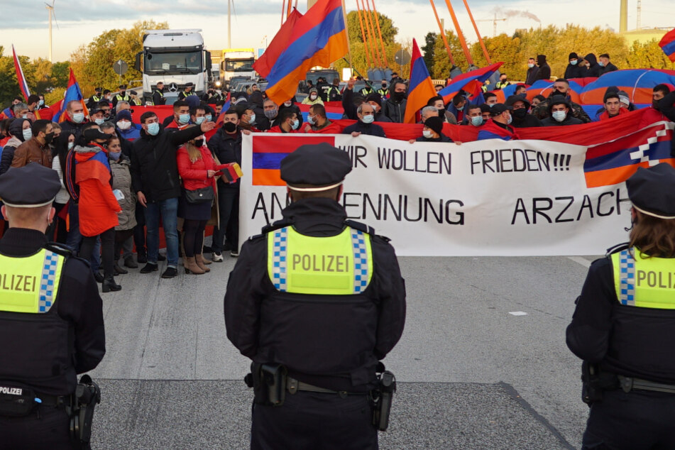 Zwölf Kilometer Stau auf der A1: Unangemeldete Demo blockiert Autobahn!