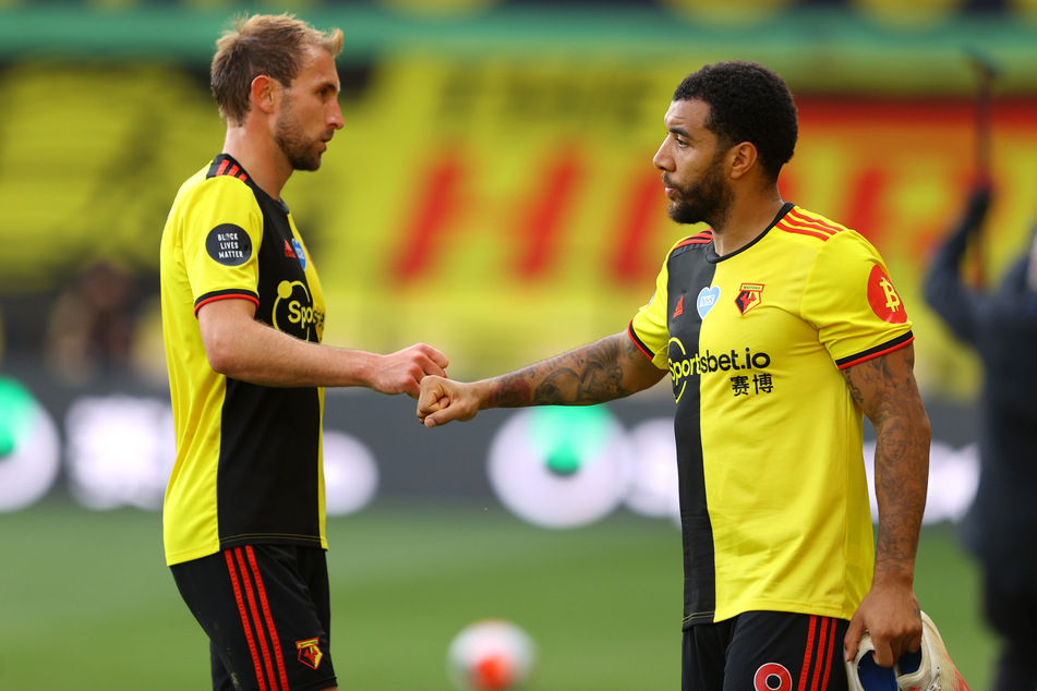 Echter Teamplayer: Deeney (33, r.) war elf Jahre im Londoner Vorort. Hier faustet er mit Craig Dawson (31) ab.