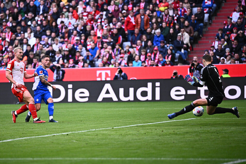 Gegen die Bayern hatte Marvin Mehlem (26, 2.v.l.) zwischenzeitlich sogar die Führung auf dem Fuß - scheiterte aber an Comebacker Manuel Neuer (37, r.).