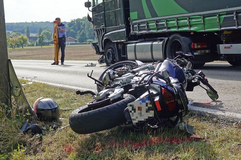 Das Motorrad kollidierte frontal mit einem Lastwagen.