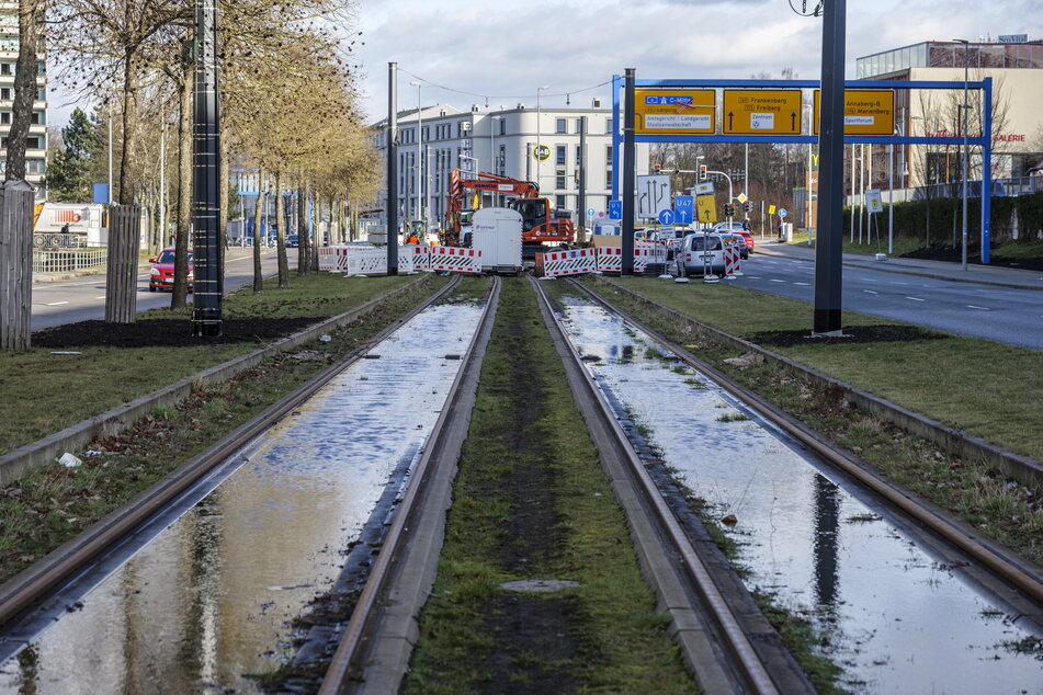 In den Tram-Gleisen in der Zwickauer Straße staut sich das Wasser.