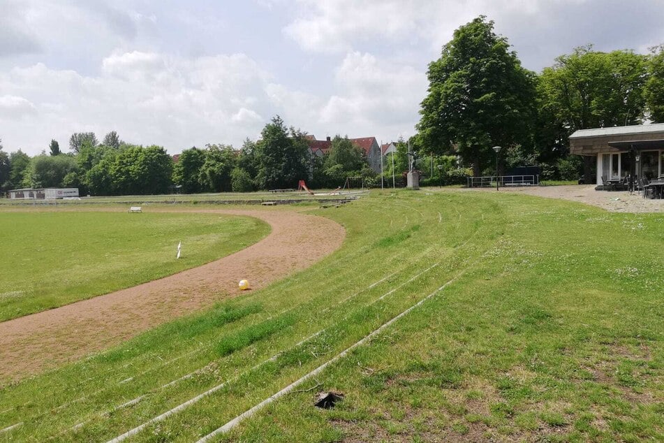 Daneben existiert ein größerer Rasenplatz mit Laufbahn.