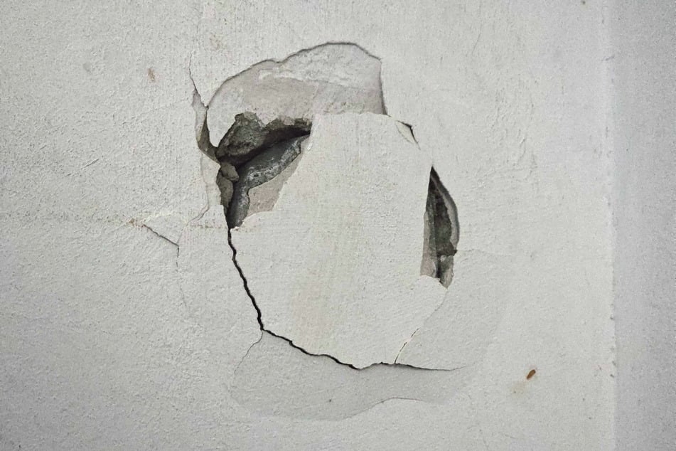Im Juni wurde die Wohnung frisch saniert übergeben - dieses Loch in der Küchenwand ist geblieben.