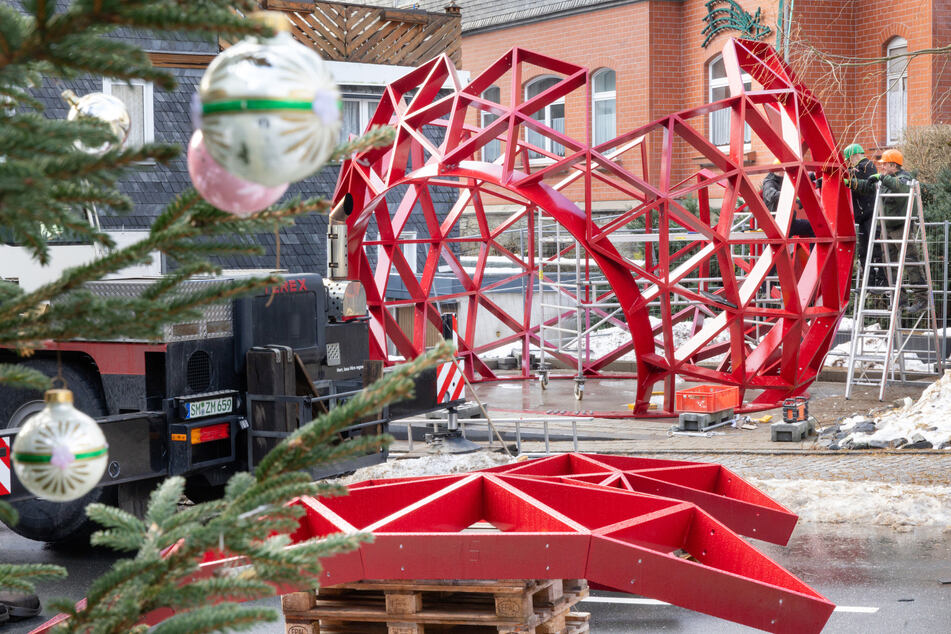 Weihnachtsfeeling pur: Begehbare Christbaumkugel in Thüringen aufgestellt
