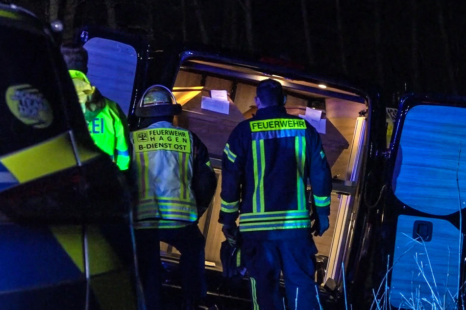 Vier Särge im Kofferraum: Fahrer eines Leichenwagens verunglückt und stirbt