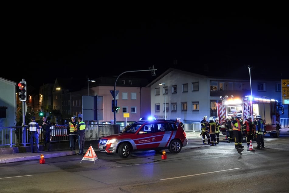 Polizei und Feuerwehr sichern nach dem Unfall in Vilshofen das Areal. (Archiv)