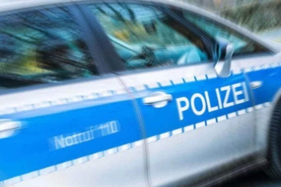 Nach dem Aufprall fuhr der Fahrer (55) einfach weiter – doch die Polizei konnte ihn kurze Zeit später stellen. (Symbolbild)