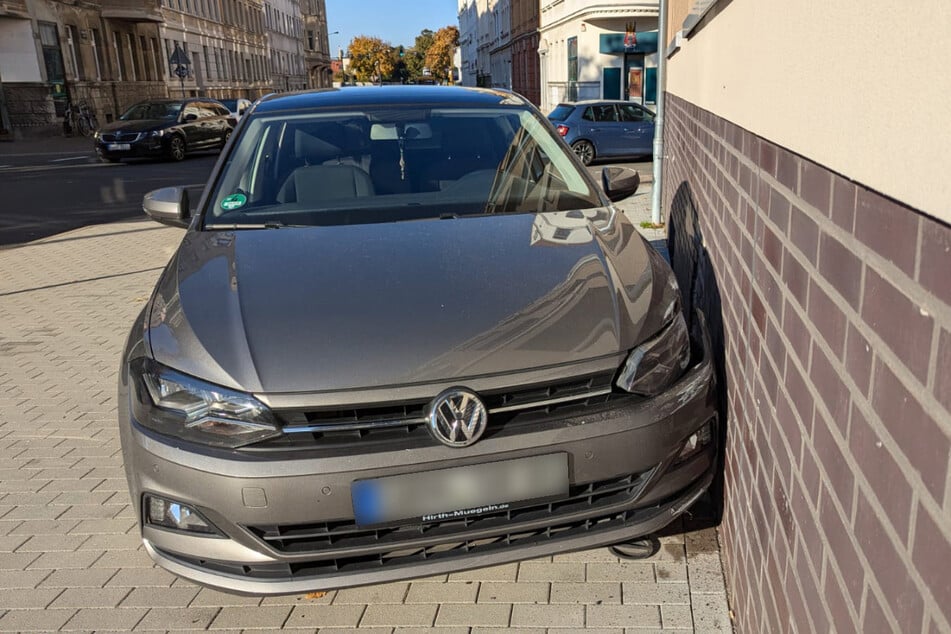 Der Wagen der Frau krachte gegen eine Hauswand, weil sie offenbar einen medizinischen Notfall erlitten hat.