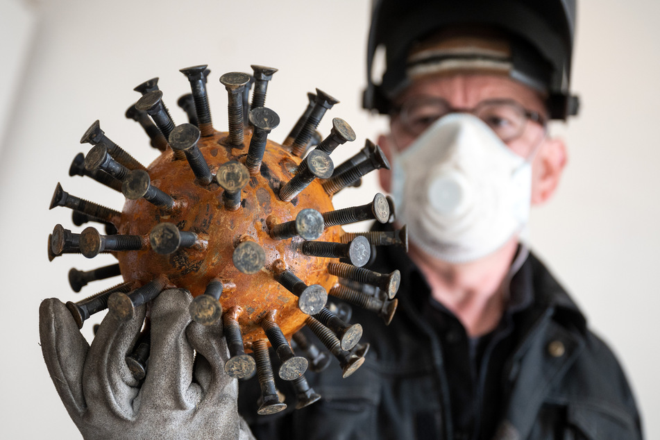 Künstler Sebastian Wien zeigt in seinem Atelier eine von ihm geschaffene Corona-Virus Skulptur.