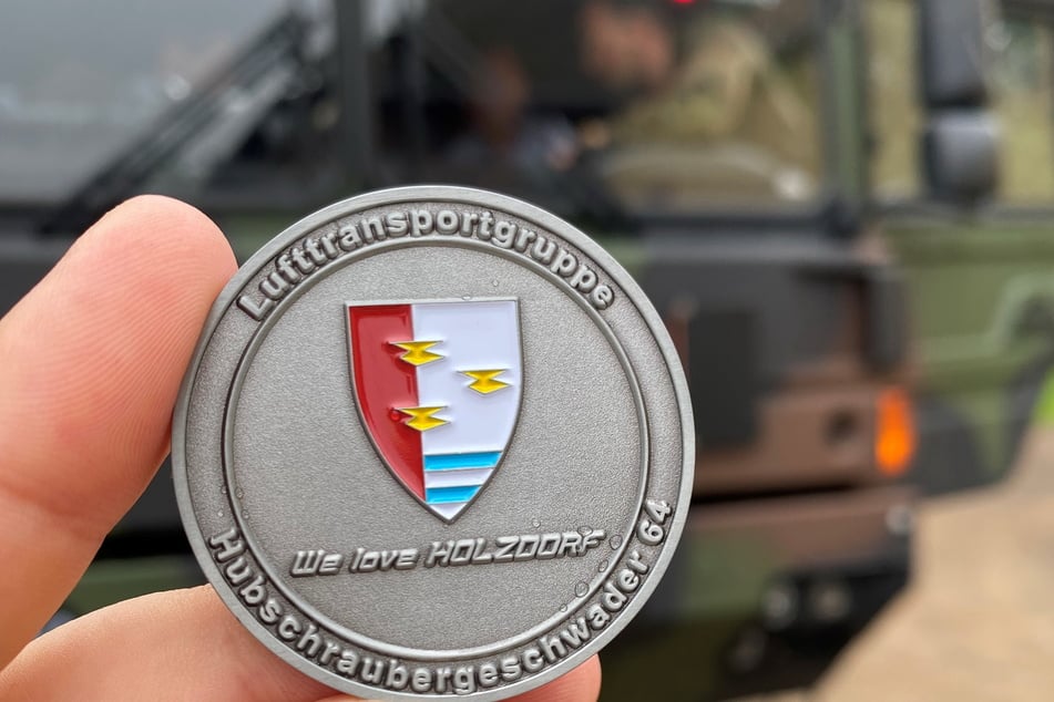 Die drei Helfer wurden stellvertretend für alle Beteiligten mit einem Bundeswehr-Coin geehrt.