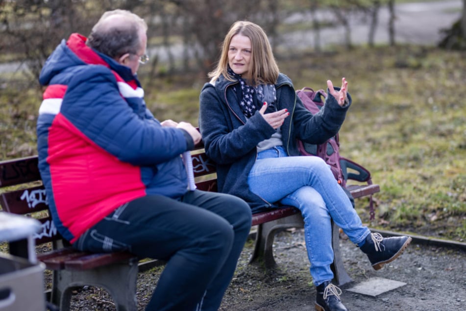 Christin Furtenbacher (40, Die Grünen) steht Redakteur Raik Bartnik (55, l.) Rede und Antwort.