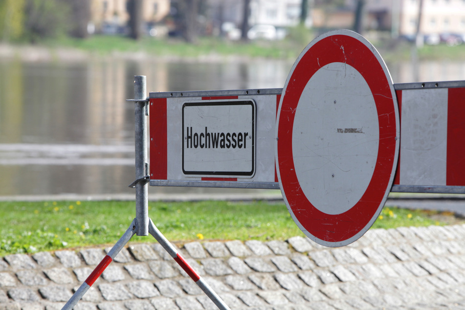 In Pirna wird mit Sperrscheiben auf die derzeitige Hochwasser-Situation hingewiesen.