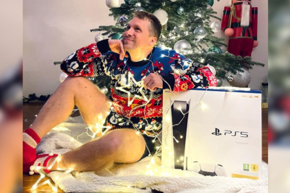 Oliver Pocher (42) posierte für sein Instagram-Gewinnspiel, bei dem es einen leeren Karton zu gewinnen gab, ganz in Influencer-typischer Manier und setzte sich gekonnt in Szene.
