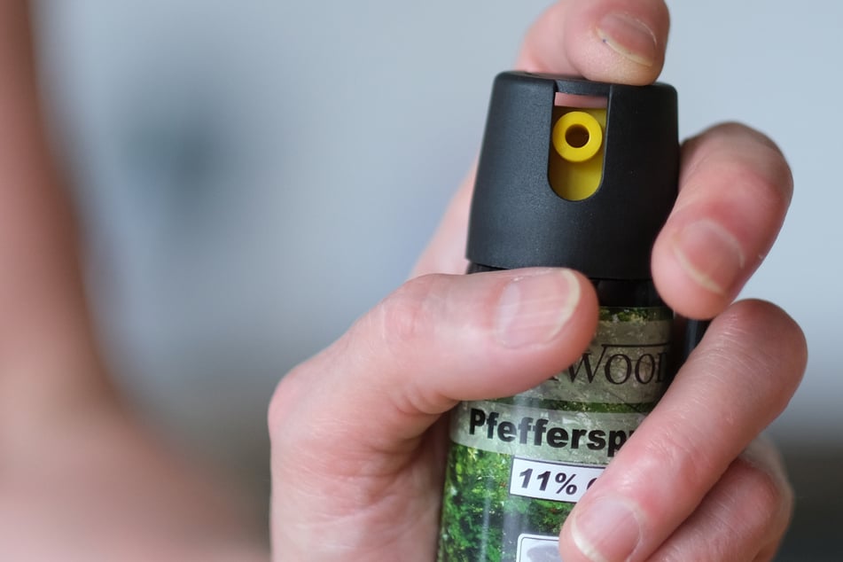 Bei der Tat kam auch ein Pfefferspray zum Einsatz. (Symbolfoto)
