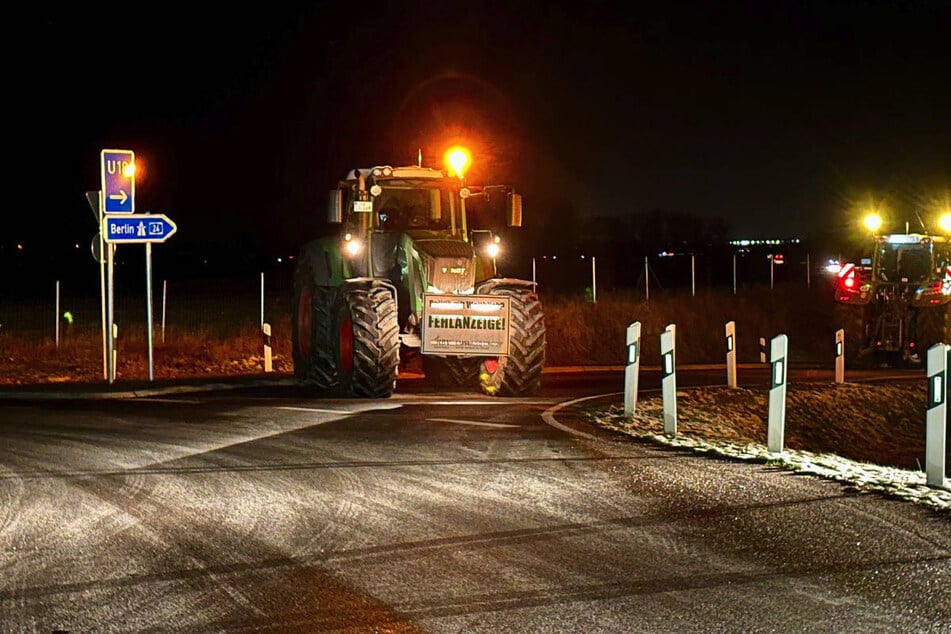 Ein Traktor hat bereits in der Nacht zu Montag die A24-Auffahrt in Richtung Berlin blockiert.