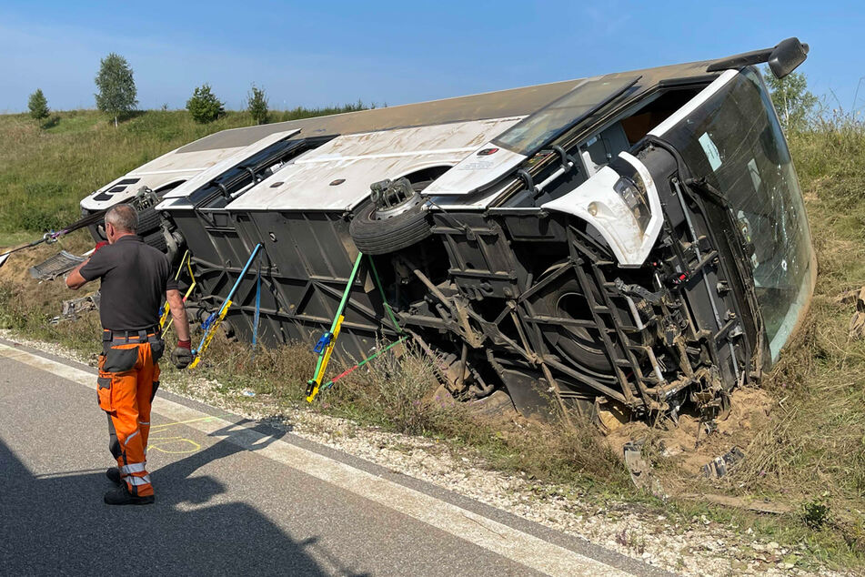 Mehrerer Personen wurden bei dem Busunfall am Samstagmorgen zum Teil schwer verletzt.