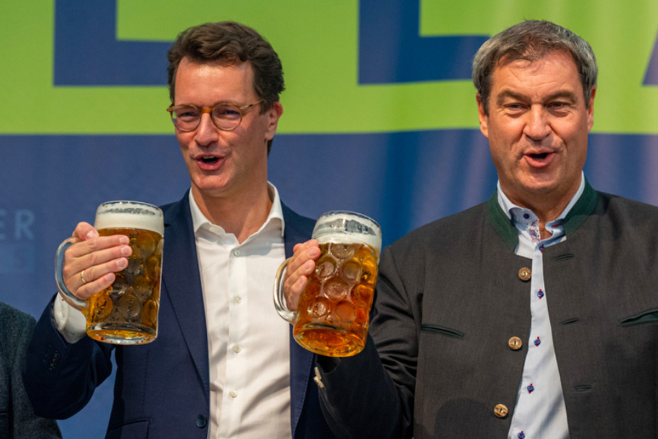 Bayerns Ministerpräsident Markus Söder (55) und sein Amtskollege aus Nordrhein-Westfalen, Hendrik Wüst (47, CDU) stoßen am Gillamoos an.